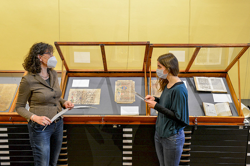 Dozentin Andrea Seidel (links) und Studentin Tabea Gibbert vor einer der Vitrinen der neuen Ausstellung