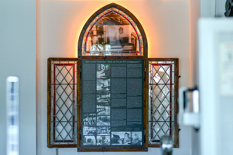 Und so sieht das aufgearbeitete Spitzbogenfenster aus der Moritzburg heute im StudiFit aus.