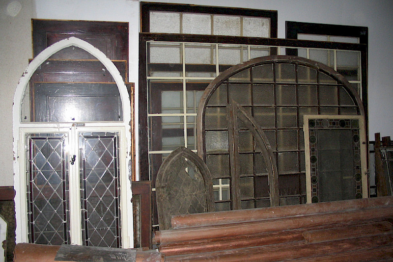 Fenster und Balken aus der Moritzburg kamen bei der Entkernung in ein Lager.