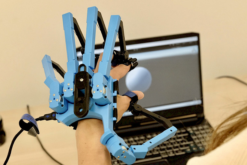 Mit dem Datenhandschuh ist es möglich, Bewegungen am Computer zu simulieren. Der Handschuh gibt auch ein motorisches Feedback, wenn man etwas greift.