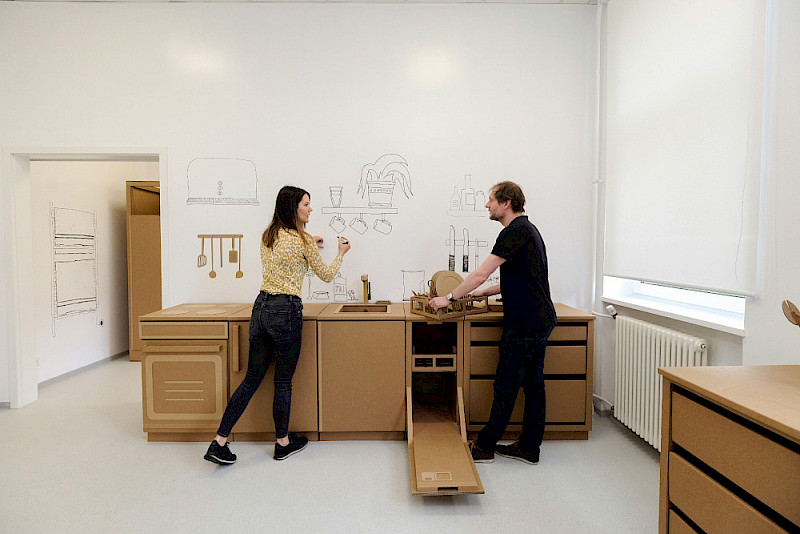 Im "Innovation Lab" stehen lebensgroße Möbel und Wohnungseinrichtungsgegenstände aus Pappe, die nach Bedarf verschoben werden können.
