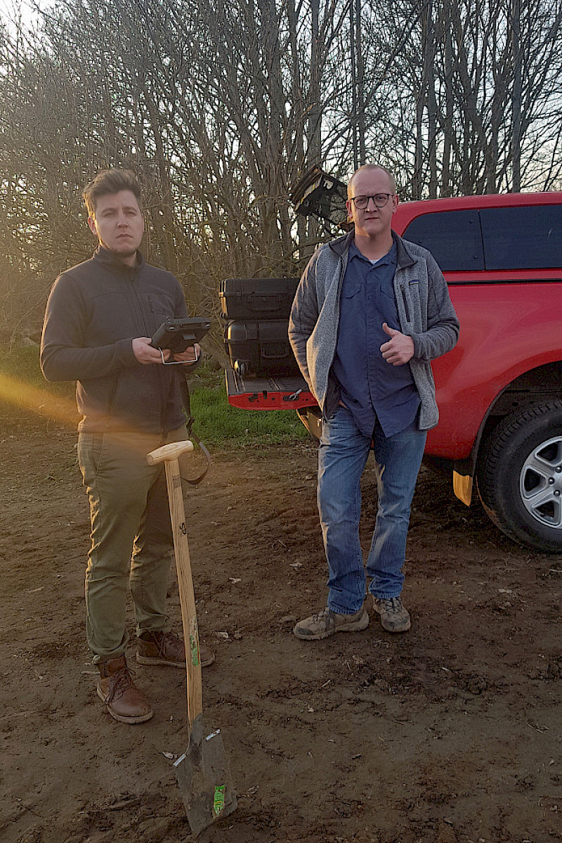 Mike Teucher (rechts) und Florian Thürkow am Rande der Befliegungskampagne in Mecklenburg-Vorpommern.