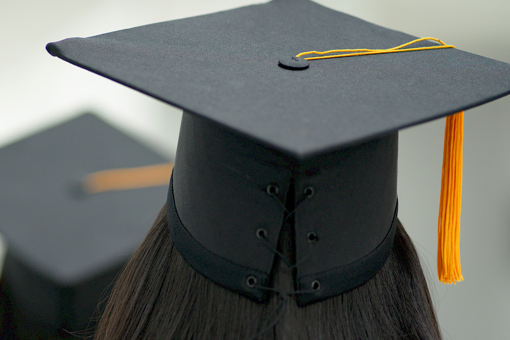 Auf dem Weg zum Doktorhut - die Graduiertenschule soll junge Wissenschaftlerinnen und Wissenschaftler qualifizieren.