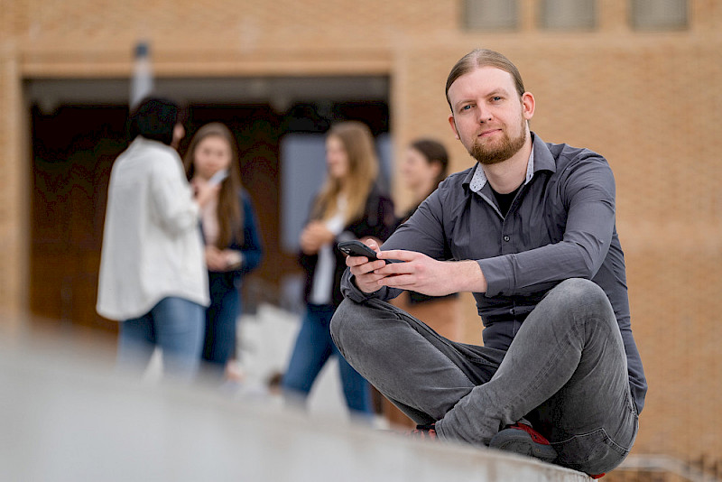 Florian Busch hat die WhatsApp-Kommunikation von Jugendlichen untersucht.