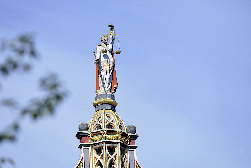 Justitia auf dem halleschen Landgericht