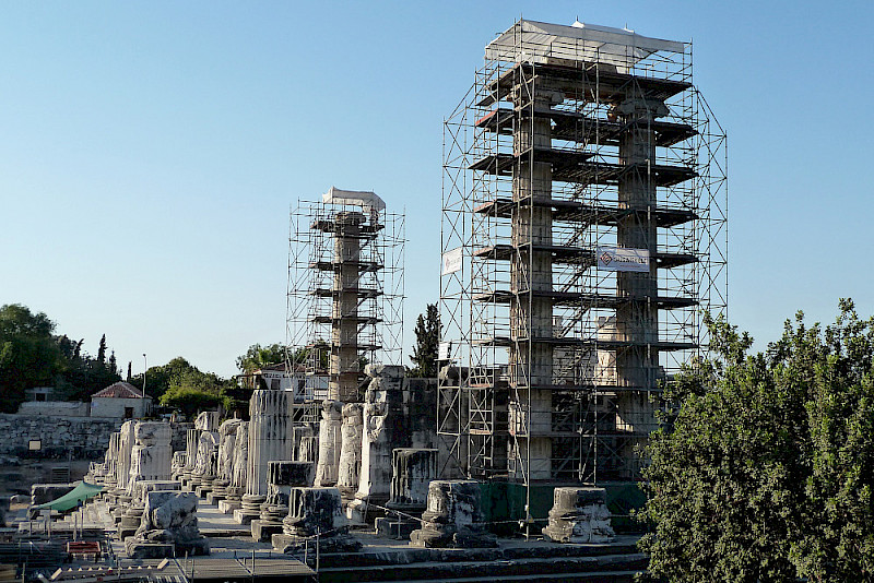 Bis zum 13. September waren die drei Säulen des Apollontempels eingerüstet.