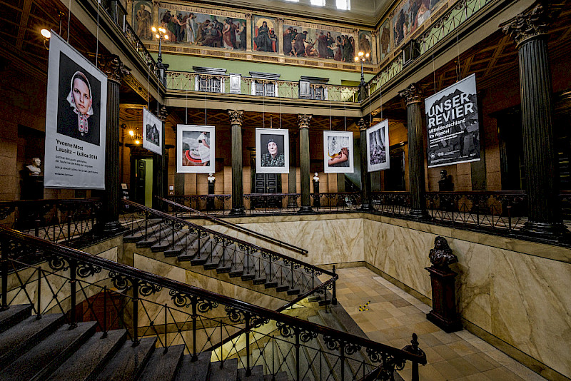 1,50 Meter breit und zwei Meter hoch sind die Banner mit den Bildern aus der Lausitz, ein weißer Rand hebt die Fotos von der Umgebung ab.