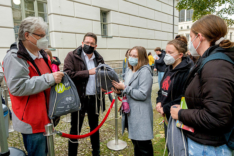 Der Prorektor für Studium und Lehre Wolf Zimmermann (li.) und Rektor Christian Tietje übergaben Welcome-Bags - unter anderen an Alina Fischer aus Delitzsch (Mitte).