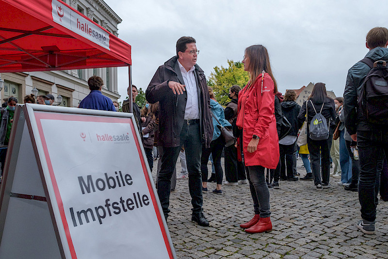 Rektor Christian Tietje im Gespräch mit Halles Amtsärztin Christine Gröger. Das mobile Impfangebot auf dem Uniplatz wurde gut genutzt.