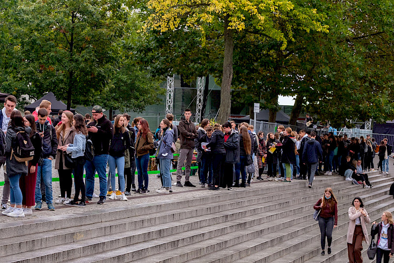Studierende in der Schlange am Einlass