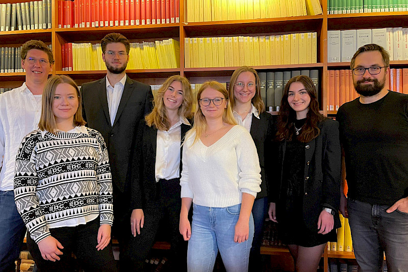 Die halleschen Teilnehmer: Coach Daniel Timmermann, Alexandra Rothe, Paul Baudis, Meret Scheitenberger, Lisa Blisse, Jessica Lea Bauske, Chiara Laimer und Coach Christian Häntschel (von links).