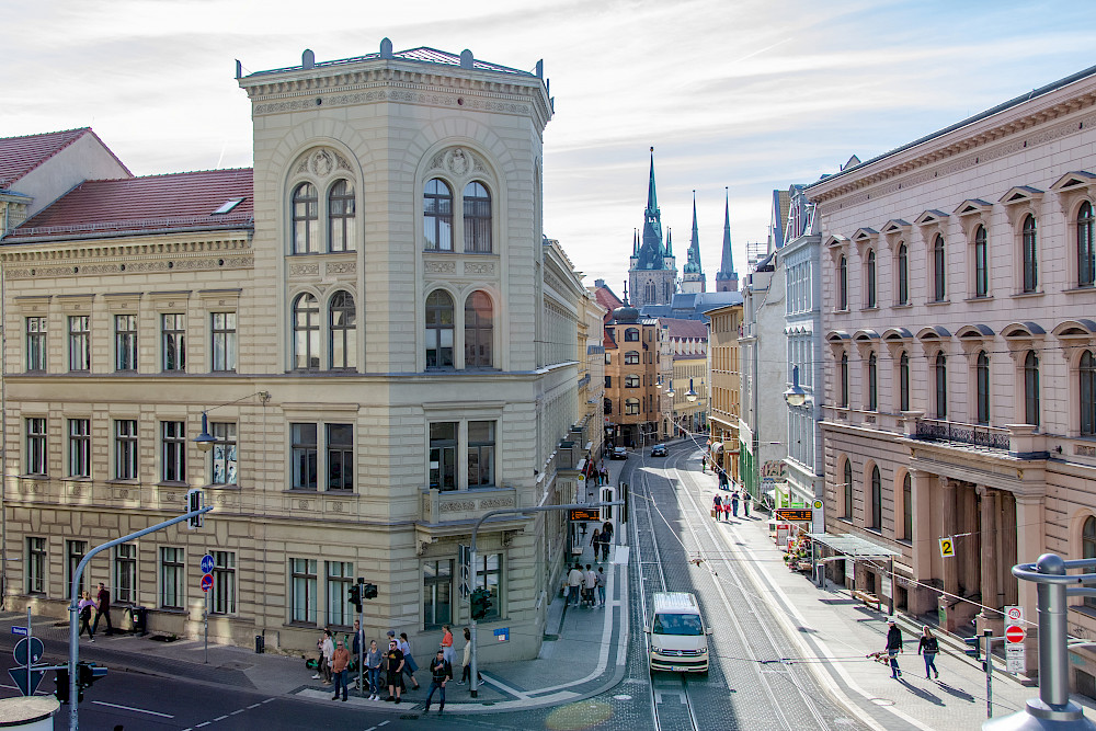 Das Büro- und Lehrgebäude des Wirtschaftswissenschaftlichen Bereiches in der Großen Steinstraße von Halle. Hier sitzt auch das Institut für Unternehmensforschung und Unternehmensführung.