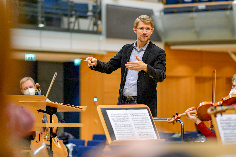 Daniel Spogis - hier bei der Generalprobe für sein Antrittskonzert - ist der neue Leiter des Akademischen Orchesters.