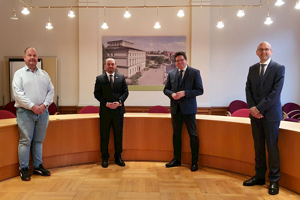 Der Magdeburger Honorarkonsul Michael Schmidt, Botschafter Viktor Yengibaryan, Rektor Christian Tietje und der Leipziger Honorarkonsul Lucas Flöther (von links)