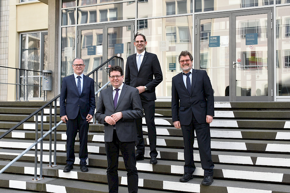 Vor der Vertragsunterzeichnung in Merseburg: Jens Mückenheim (Dekan des Fachbereiches Ingenieur- und Naturwissenschaften; Merseburg), MLU-Rektor Christian Tietje, Nicolas Zacharias (Direktor des Instituts für Betriebswirtschaftslehre an der MLU) und der Merseburger Rektor Jörg Kirbs (von links)