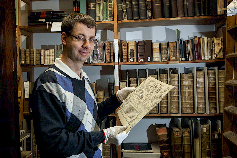 Martin Scheuplein hält das Fragment der Karte von Herman van Borculo.