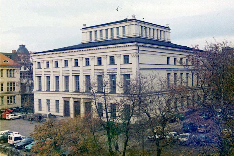 Blick auf das Löwengebäude