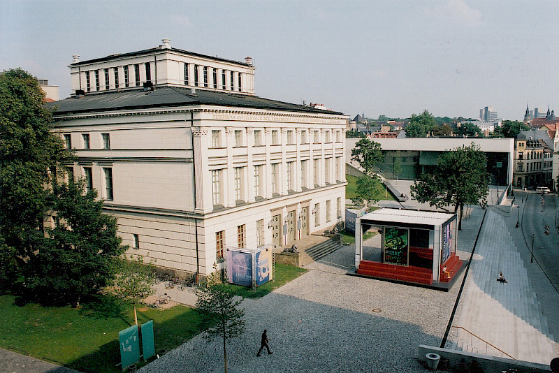 Pünktlich zum Jubiläum und der Eröffnung der Ausstellung "Emporium" war der Platz fertig.