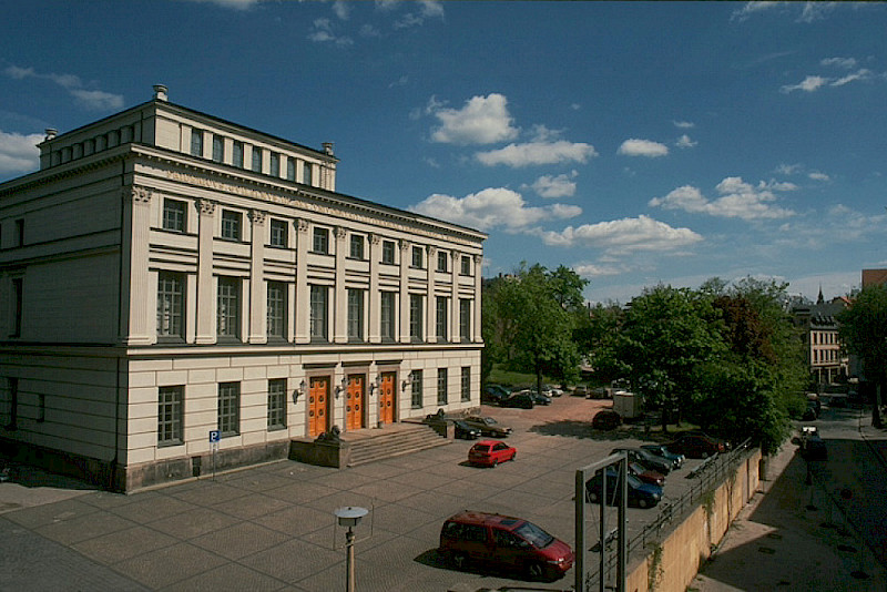 Die Mauer des Bunkers - rechts unten im Bild - begrenzte den Uni-Platz und trennte ihn auch optisch vom hier nicht mehr sichtbaren Juridicum.