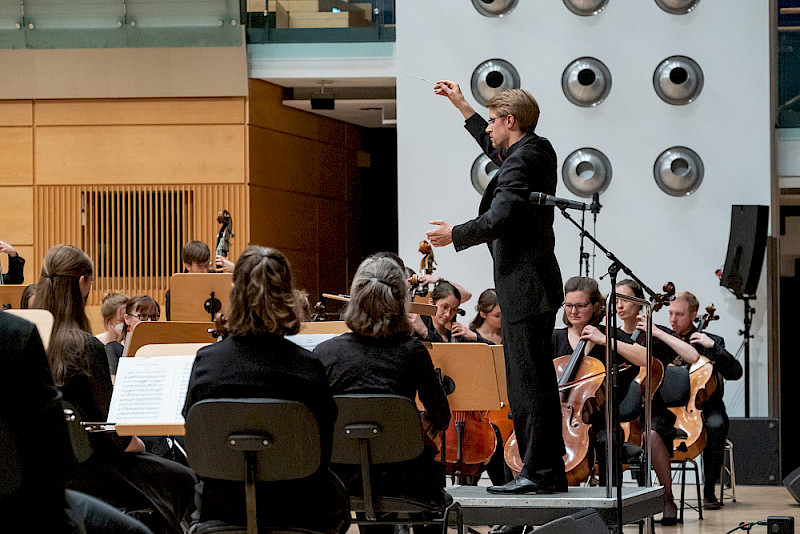 Das Akademische Orchester unter Leitung von Daniel Spogis beim Großen Frühjahrskonzert