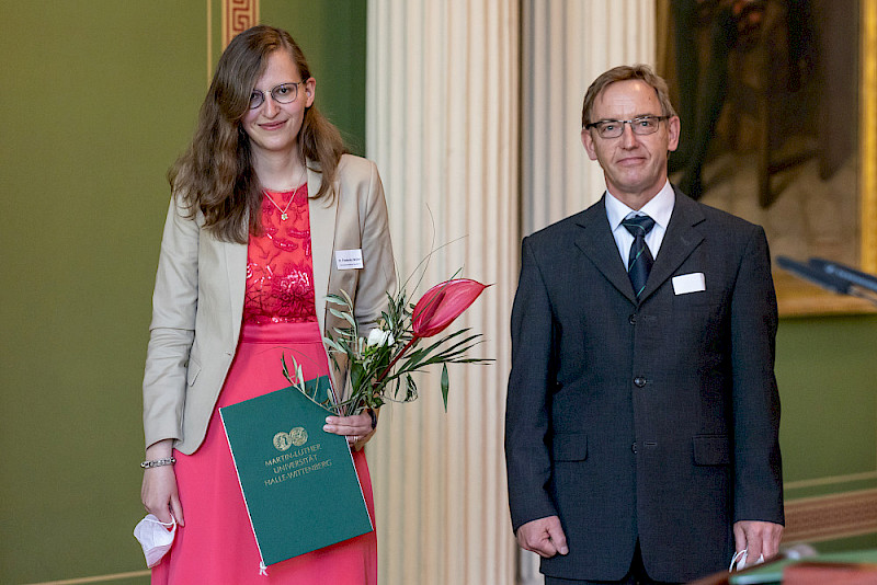 Den Anton-Wilhelm-Amo-Preis für ihre Masterarbeit erhielt Friederike Elisa Wührl, hier mit ihrem Betreuer Wolf Widdra.