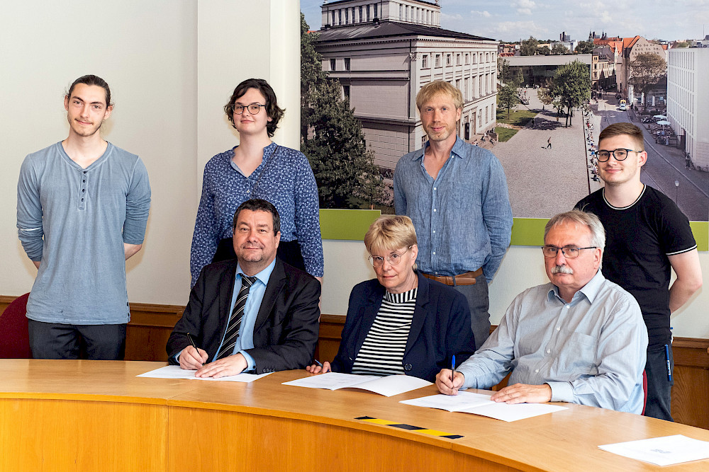 Sie haben die Vereinbarung unterschrieben: Anton Borrmann, Patricia Fromme, Markus Leber, Monika Lücke, Christian Paschke, Reiner Herter, Lukas Mittag (von links)
