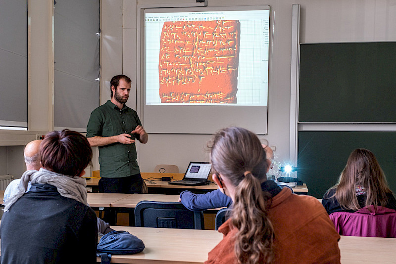Um die 3-D-Dokumentation von archäologischen Funden - hier Keilschrifttafeln - ging es am Institut für Informatik.