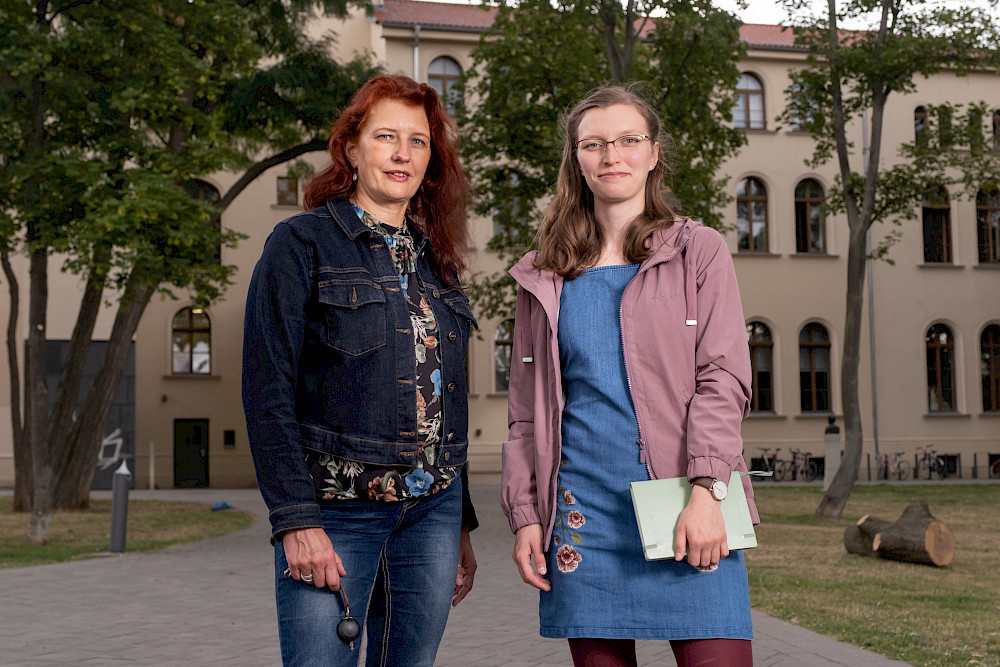 Seminarleiterin Natascha Ueckmann (li.) und Studentin Lilly Fuß