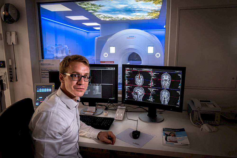 Ronny Redlich with the new MRI scanner in the Faculty of Medicine, where the psychologist is researching the treatment of depression.