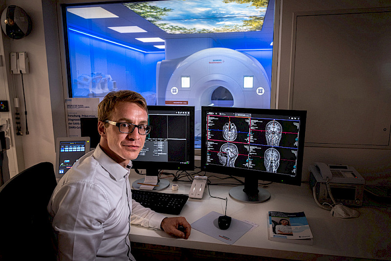 Ronny Redlich with the new MRI scanner in the Faculty of Medicine, where the psychologist is researching the treatment of depression.