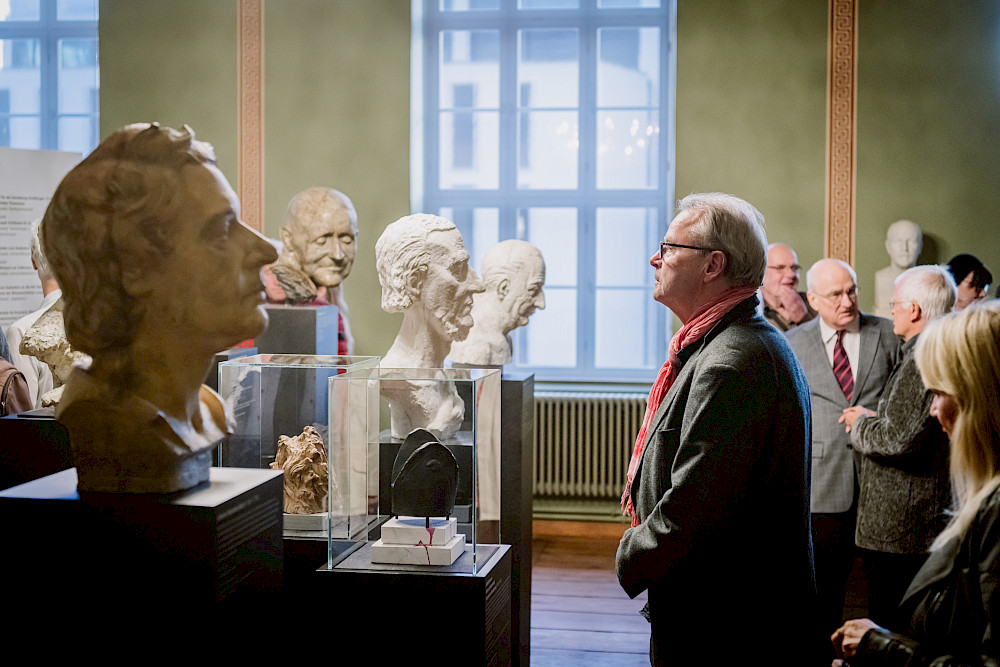 Blick in die Ausstellung - hier in den Historischen Sessionssaal, wo Modelle von Plastiken des Künstlers gezeigt werden.