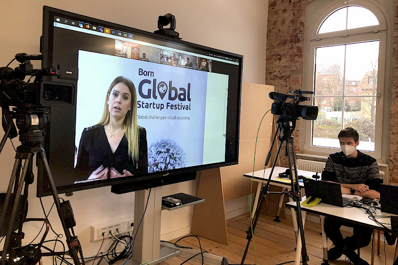 Das Born Global Festival 2021 - damals noch ausschließlich online. Auf dem Bildschirm zu sehen ist Gründerin Magdalena Huber bei einem Pitch.
