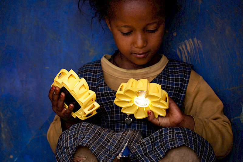 Ein Projekt des Künstlers Olafur Eliasson: Kleine Solarlampen machen nachhaltige Energie für alle zugänglich.