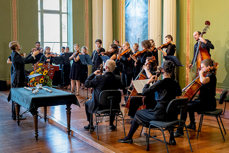 In der Aula begrüßte das Akademische Orchester mit Musik.