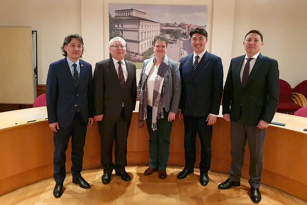 Dr. Choimaa Lodoiravsal, Botschafter S.E. Dr. Birvaa Mandakhbileg, Rektorin Prof. Dr. Claudia Becker, Erdenetsogt Odbayar und Dr. Dorjraa Munkhtur (von links) am Rande des Gesprächs