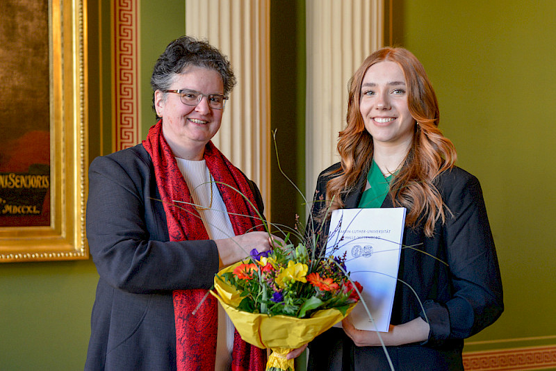 Feierlicher Abschluss: Rektorin Claudia Becker gratuliert Johanna Kippe zum Staatsexamen.