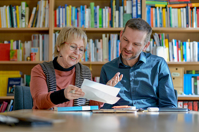 In ihrem Buch "Kindheitsgeschichten" gehen Prof. Dr. Eva Maria Kohl und Prof. Dr. Michael Ritter auf Spurensuche in der Kinder- und Jugendliteratur der DDR.