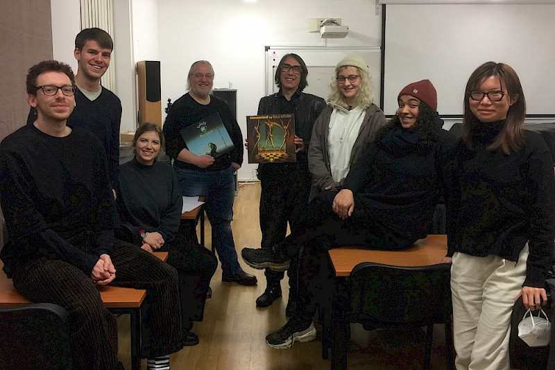 Teilnehmer des Krautrock-Seminars mit Buchautor Olaf Lux (4.v.l.) und Dozent Hansjörg Drauschke (5.v.l.)