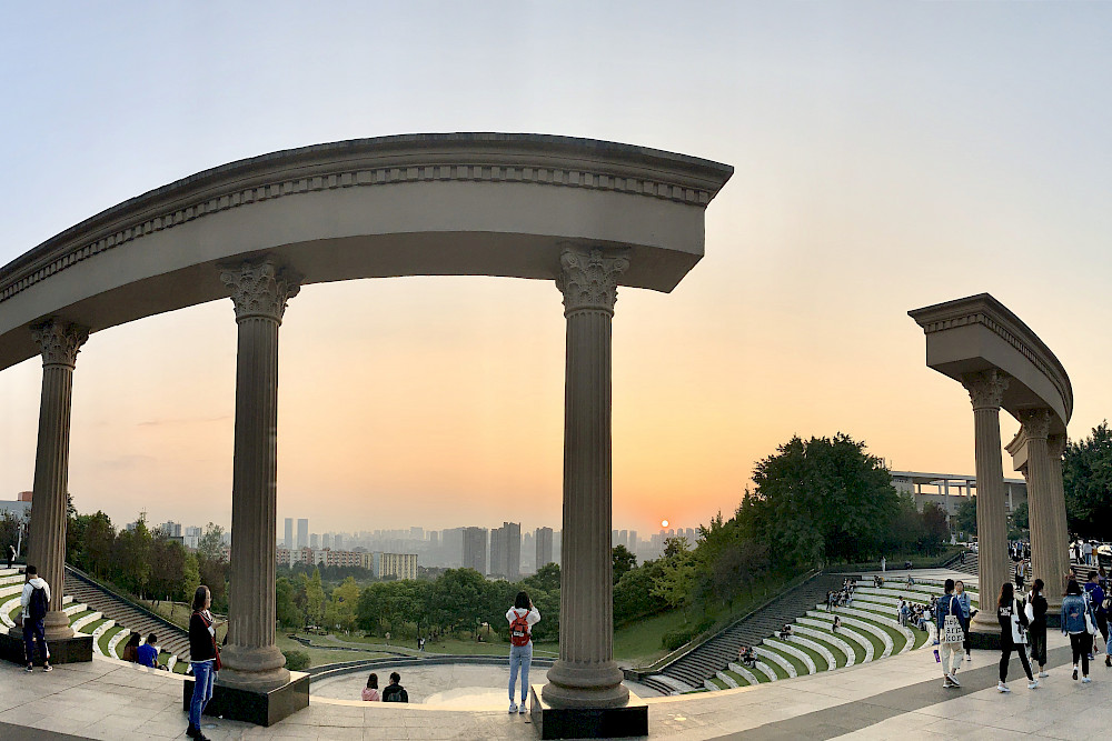 Impression vom Campus in Chongqing: der Roma Square