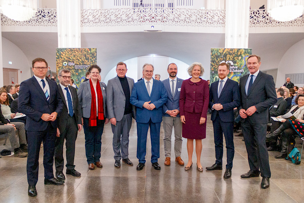 An den Feierlichkeiten nahmen unter anderem teil (v. l. n. r.): Staatsminister Carsten Schneider; Walter Rosenthal ( Präsident Universität Jena); Rektorin Claudia Becker, Ministerpräsident Bodo Ramelow; Ministerpräsident Reiner Haseloff; iDiv-Speaker Christian Wirth; Rektorin Eva Inés Obergfell, Ministerpräsident Michael Kretschmer und Leipzigs Oberbürgermeister Burghard Jung