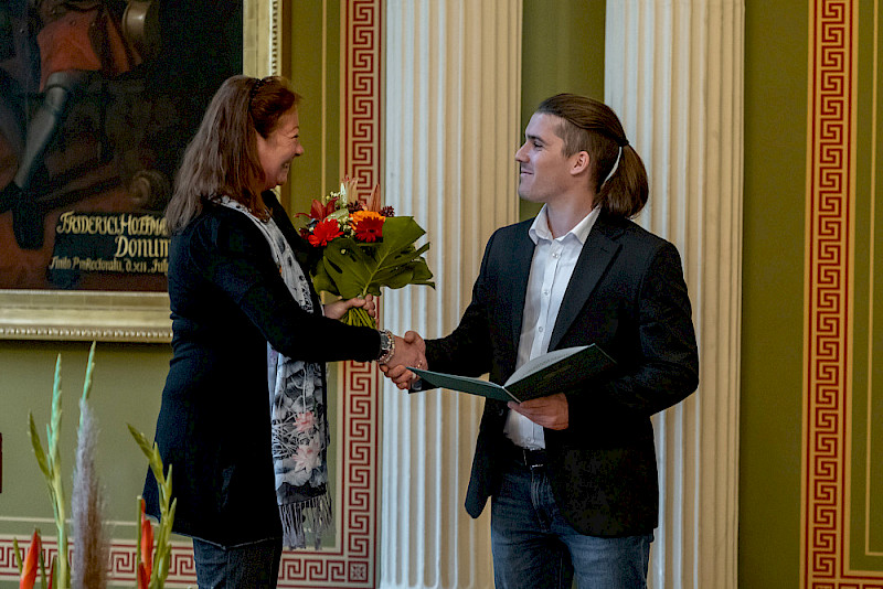 Für seine Masterarbeit wurde Julian Freytag von Prorektorin Christine Fürst mit dem Anton-Wilhelm-Amo-Preis geehrt.