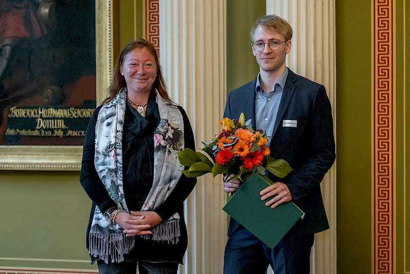 Dorothea-Erxleben-Preisträger Jonathan Schmidt mit Prorektorin Christine Fürst