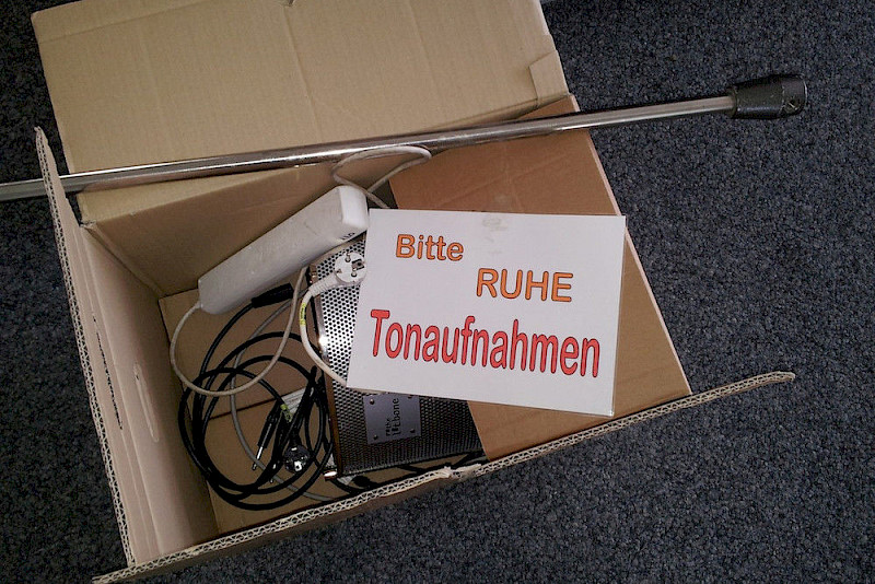 Eilig wurde die wichtigste Technik für den Umzug der Medienwissenschaften in den Hohen Weg in Kartons gepackt.