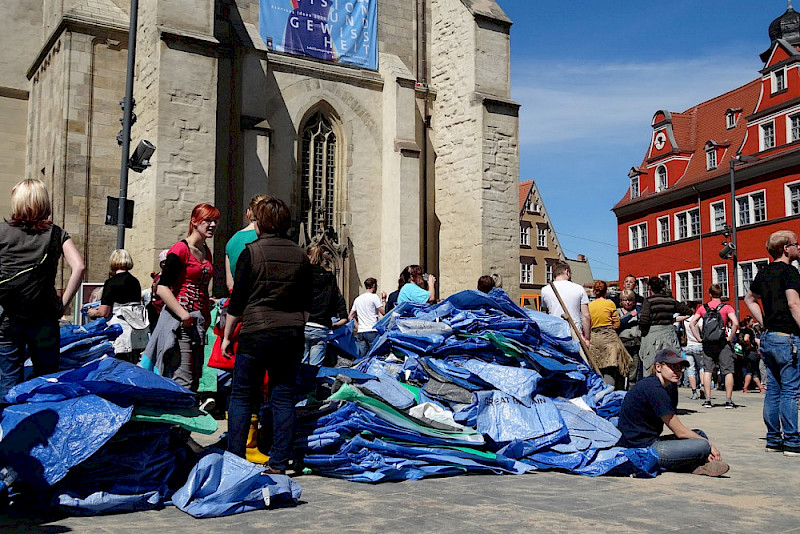 Unzählige Sandsäcke lagen am Markt zum Füllen bereit.