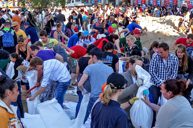 Viele junge Menschen engagierten sich beim Füllen der Sandsäcke – dazu hatte auch die Universität ihre Studierenden aufgerufen.