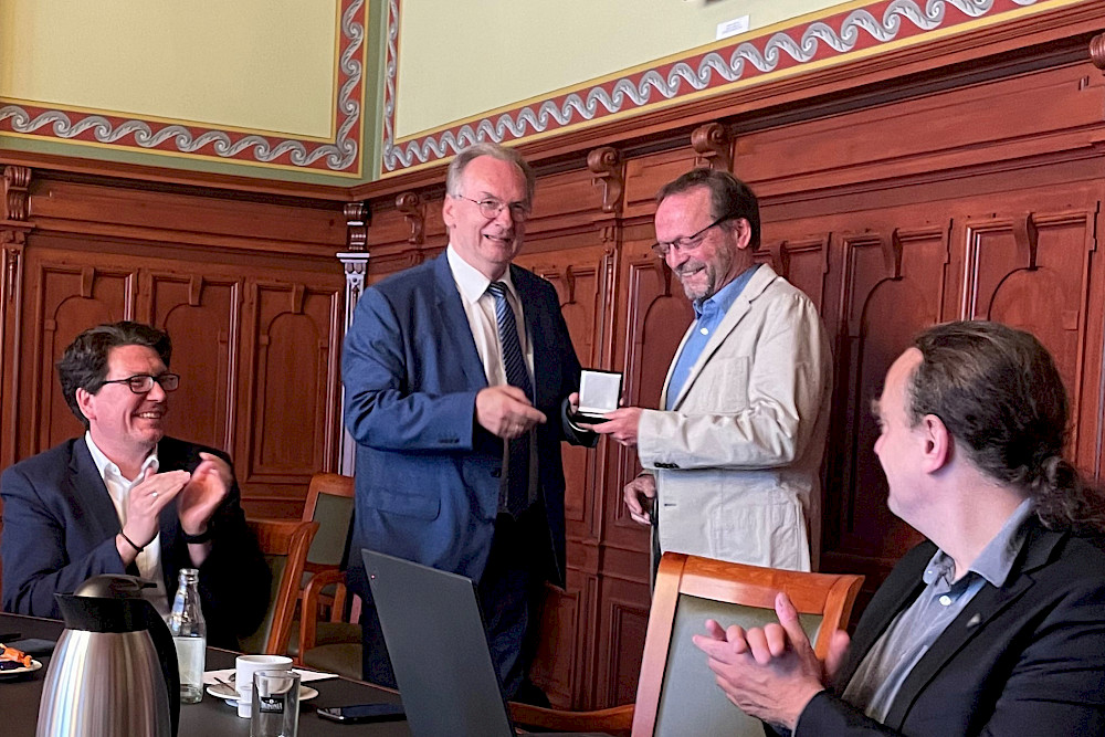 Während eines Termins in der Staatskanzlei erhielt Georg Maas (2.v.r.) die Erinnerungsmedaille aus den Händen von Reiner Haseloff.