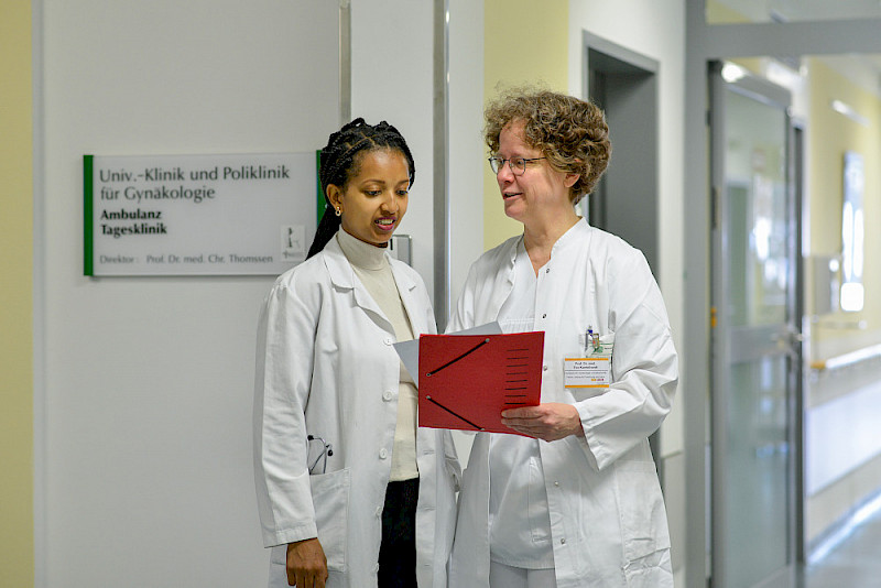 Eva Kantelhardt in conversation with her Ethiopian colleague Veronica Afework (left) in Halle