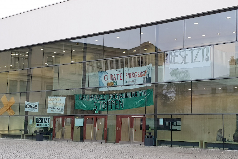 Das Auditorium Maximum wurde im Januar 2023 von Studierenden der Gruppe „End Fossil: Occupy! Halle“ besetzt.