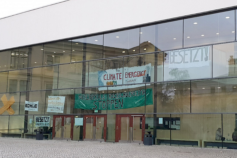 Das Auditorium Maximum wurde im Januar 2023 von Studierenden der Gruppe „End Fossil: Occupy! Halle“ besetzt.
