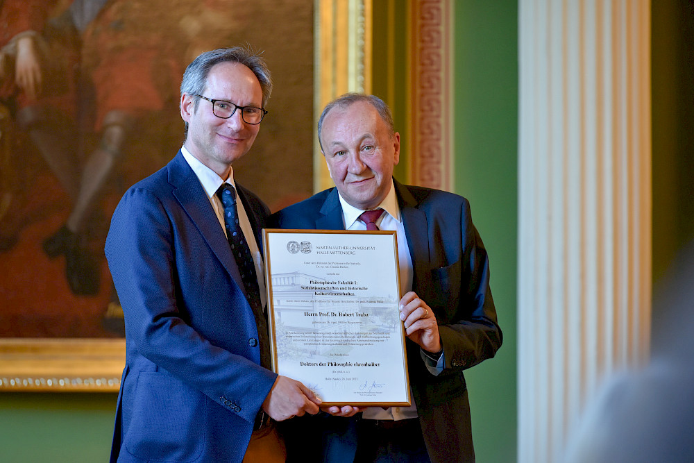 Dekan Andreas Pečar (links) übergab die Ehrenpromotionsurkunde an den Historiker Robert Traba.